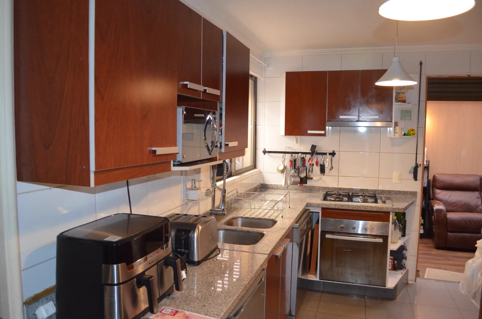 Cocina equipada con horno, encimera y doble lavaplatos