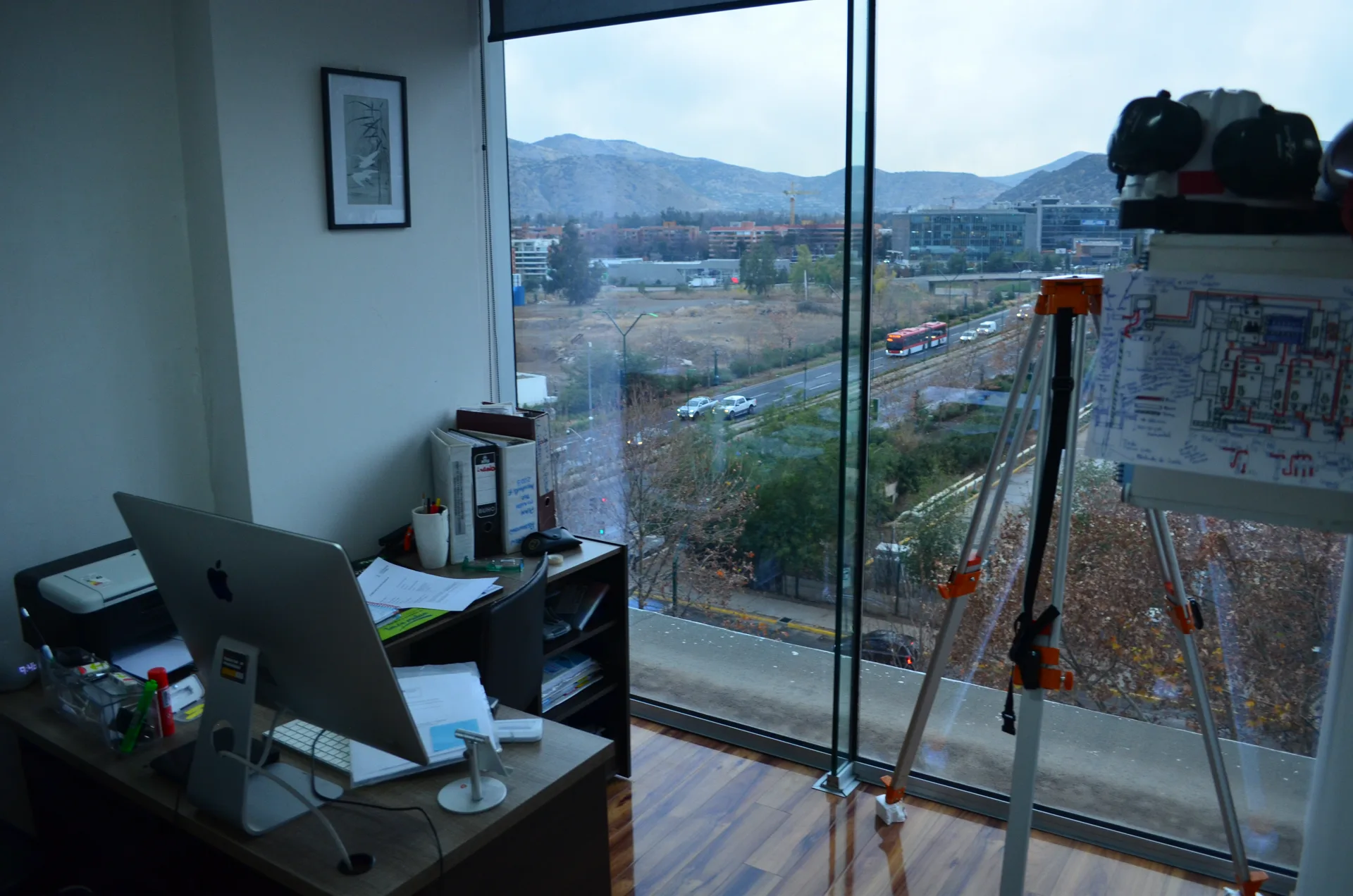 Privado con escritorio y vista a Av. La Dehesa