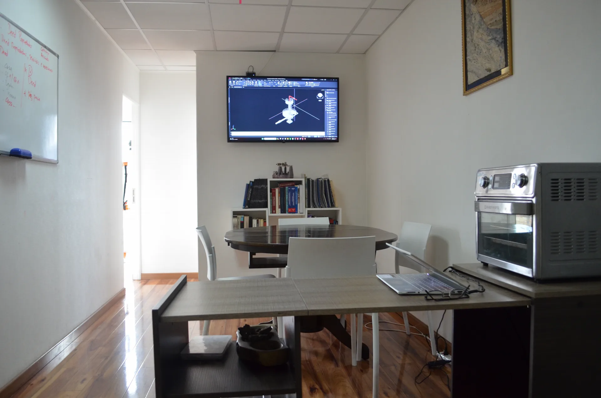 Sala de reuniones con TV y biblioteca